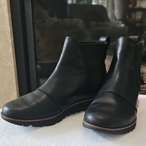 Sorel Black Leather Eviell Chelsea Boots Size 7.5